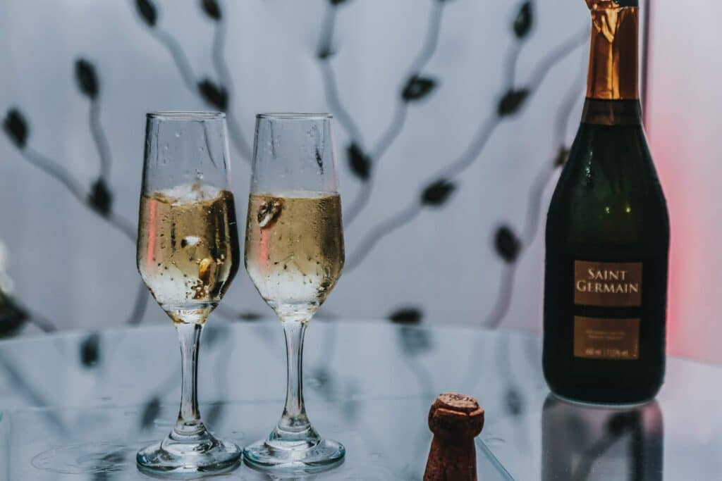 champagne servie dans des verres